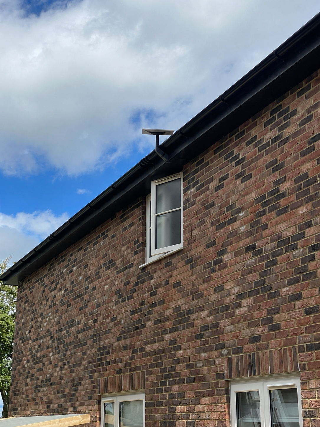 Compact Starlink bracket fitted neatly beneath the eaves